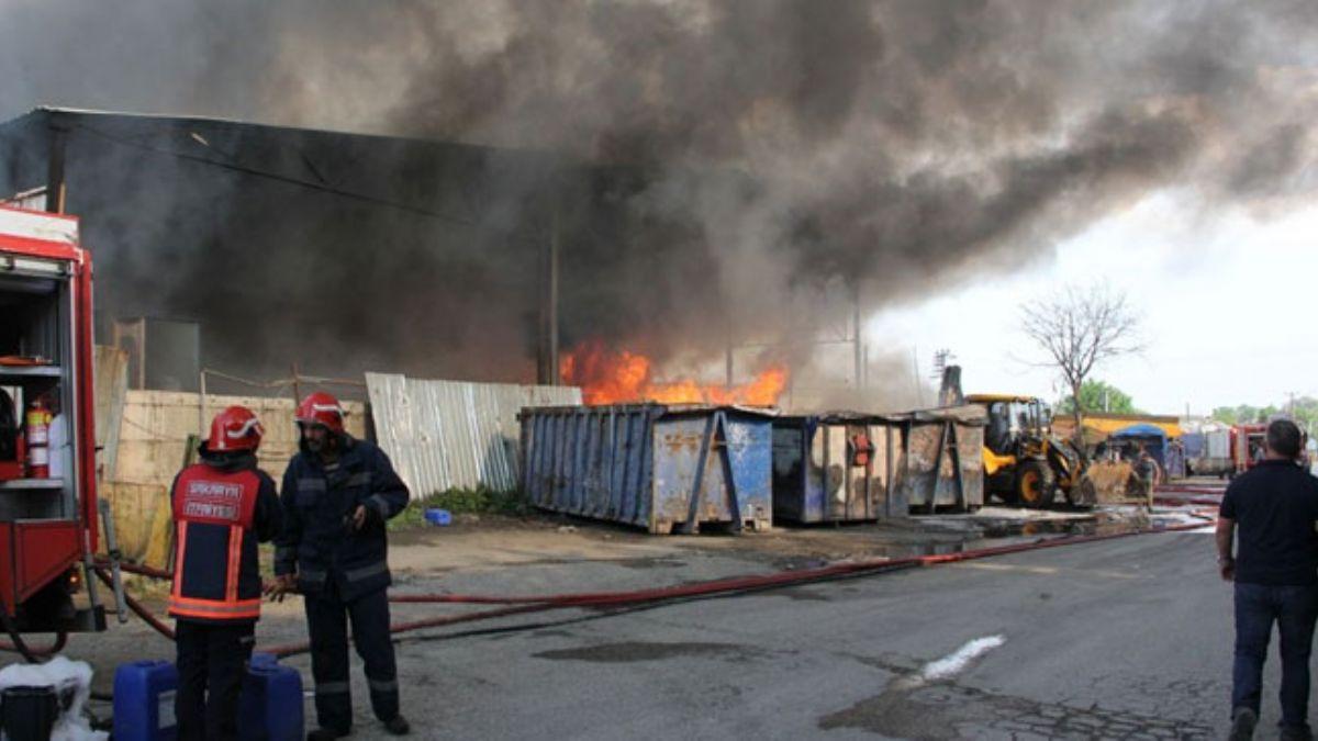 Sakarya da geri dönüşüm tesisinde korkutan yangın