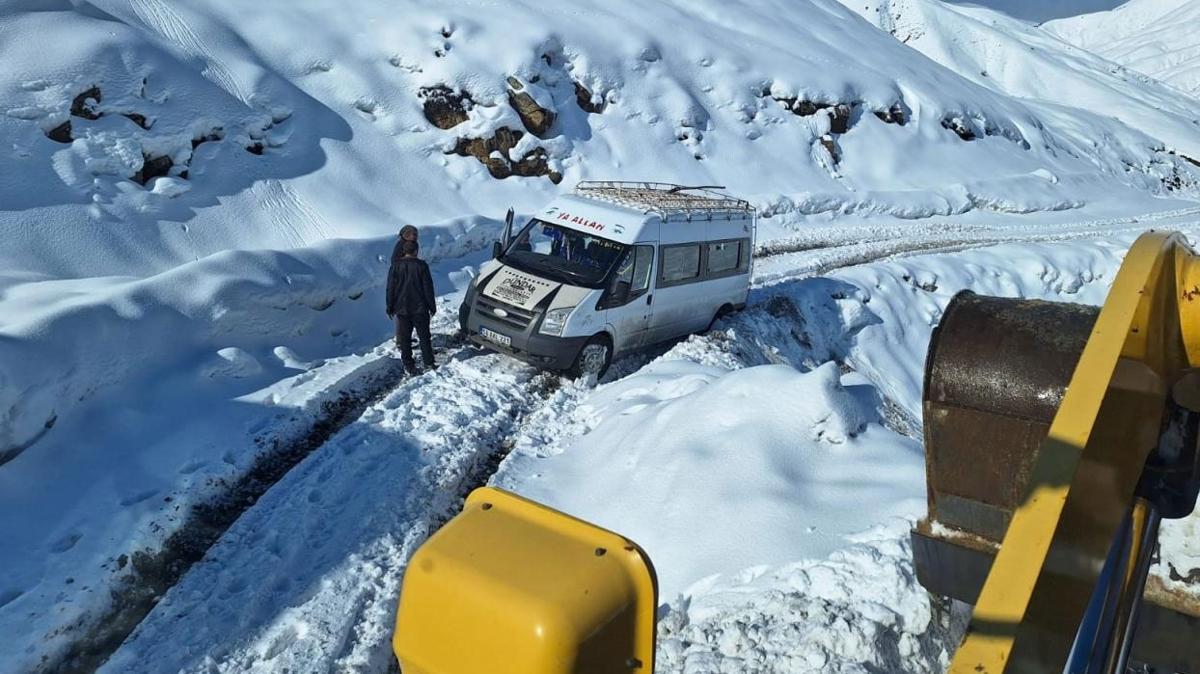 Siirt Şırnak kara yolu kar ve tipi nedeniyle trafiğe kapatıldı