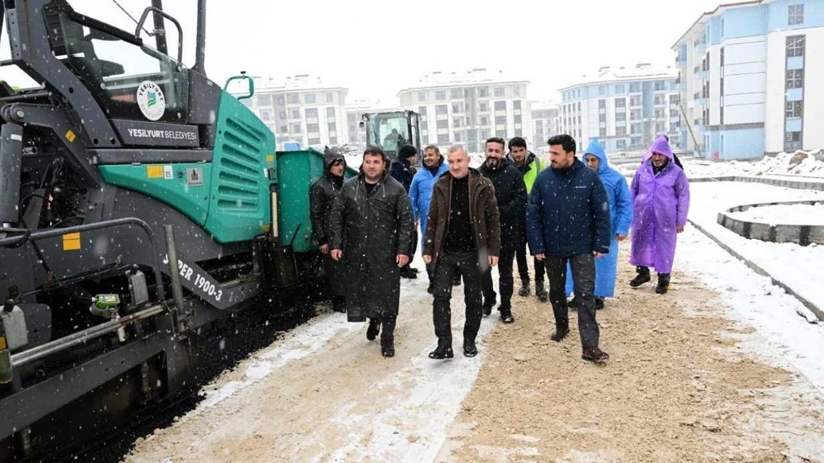 Malatya da deprem konutlarının yol yapım çalışması devam ediyor