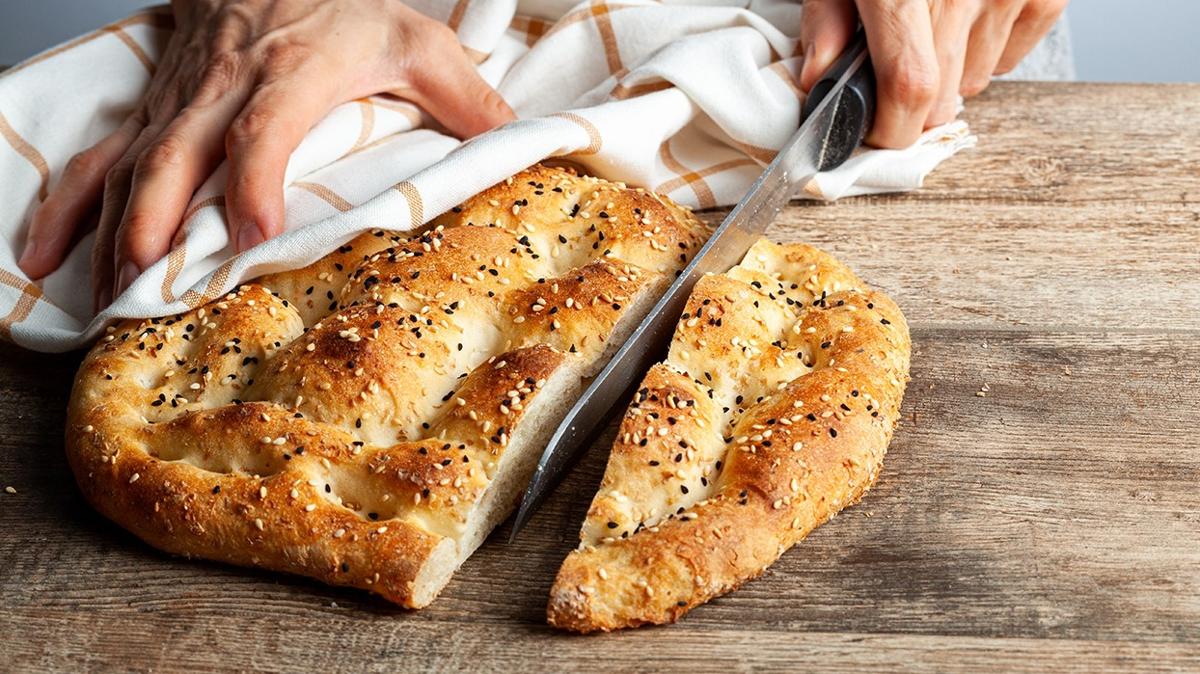 RAMAZAN PIDESI TARIFI! YUMURTA YERINE 1 KAŞIK KULLANIN: PIDENIN ÜSTÜ NAR GIBI KIZARSIN