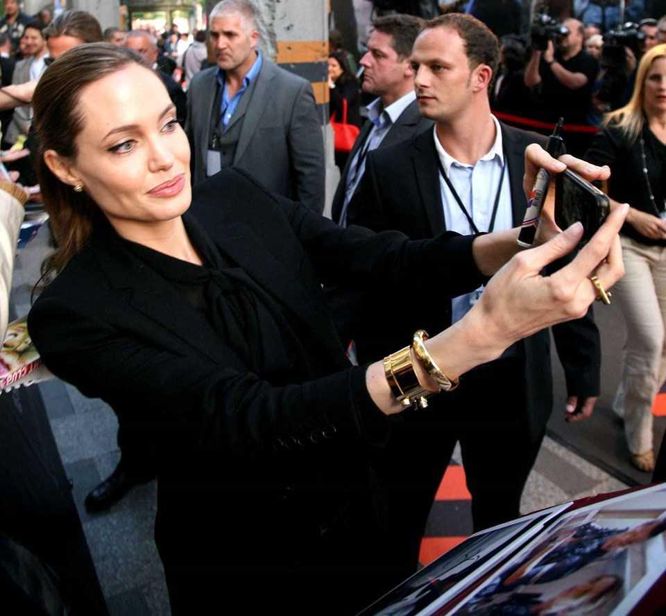 Angelina jolie selfie