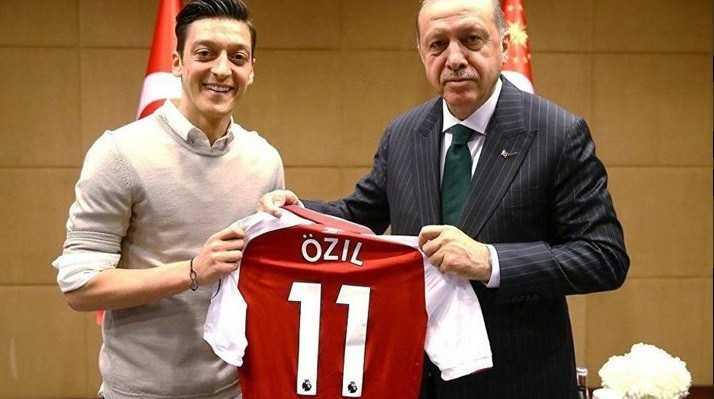 Mesut+Almanya%E2%80%99y%C4%B1+ikiye+b%C3%B6ld%C3%BC%21;+T%C3%BCrkiye%E2%80%99den+destek+ya%C4%9F%C4%B1yor%21;