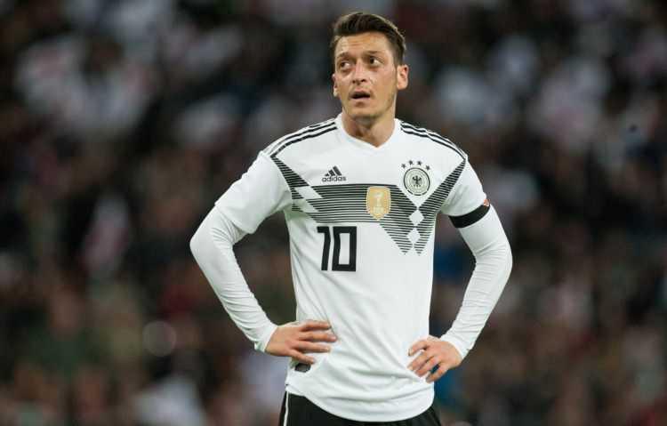 Mesut+Almanya%E2%80%99y%C4%B1+ikiye+b%C3%B6ld%C3%BC%21;+T%C3%BCrkiye%E2%80%99den+destek+ya%C4%9F%C4%B1yor%21;