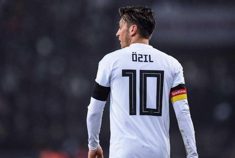 Mesut+Almanya%E2%80%99y%C4%B1+ikiye+b%C3%B6ld%C3%BC%21;+T%C3%BCrkiye%E2%80%99den+destek+ya%C4%9F%C4%B1yor%21;