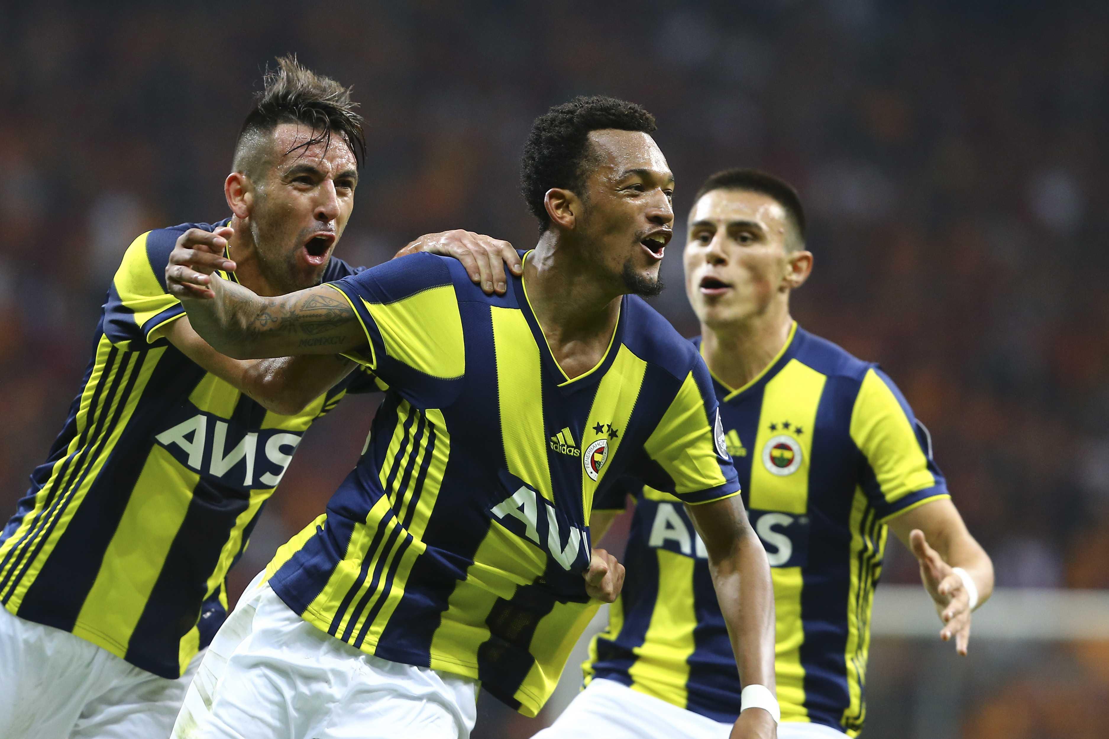 %C4%B0%C5%9Fte+Galatasaray+-+Fenerbah%C3%A7e+derbisinden+kareler