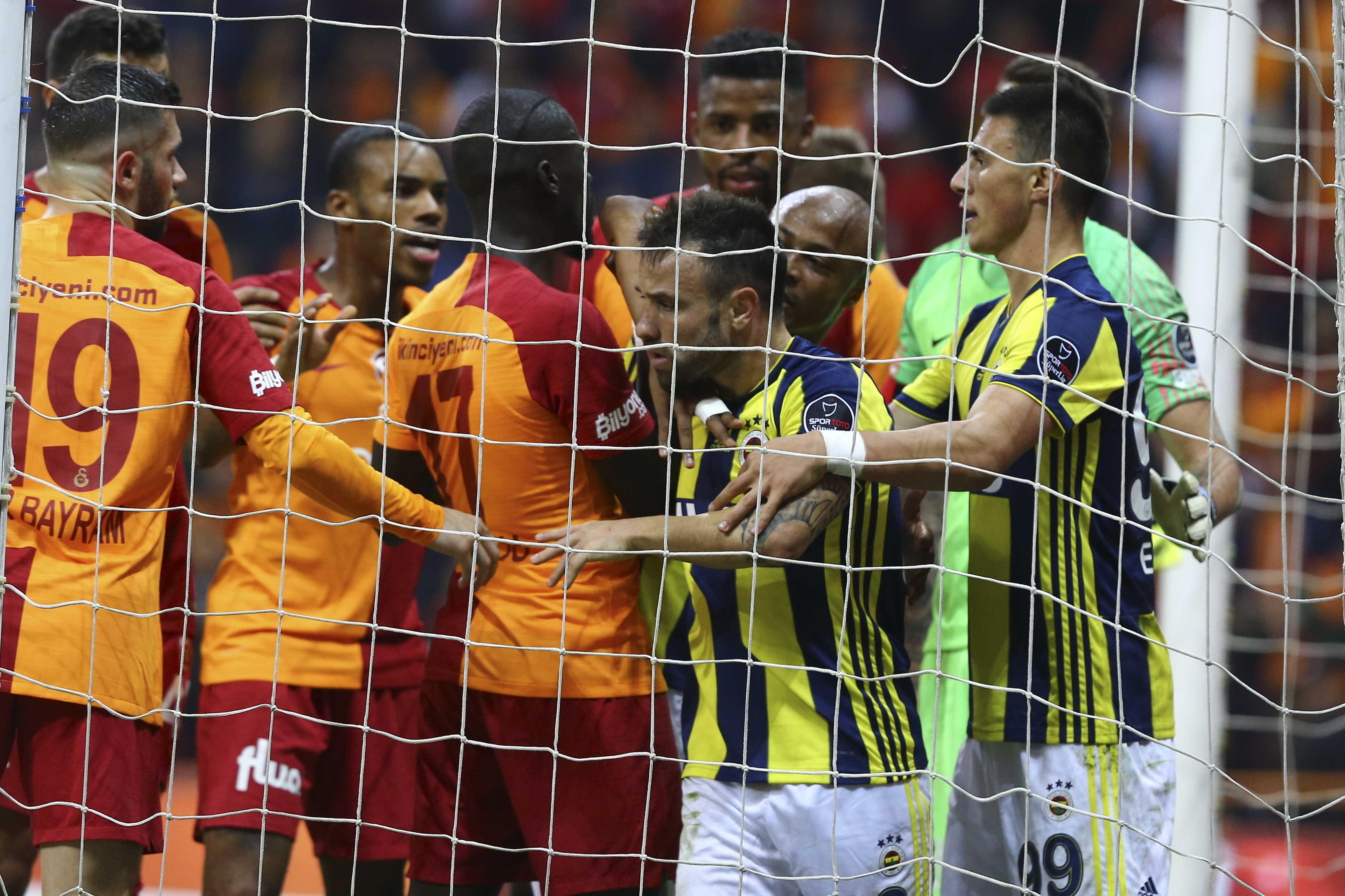 %C4%B0%C5%9Fte+Galatasaray+-+Fenerbah%C3%A7e+derbisinden+kareler