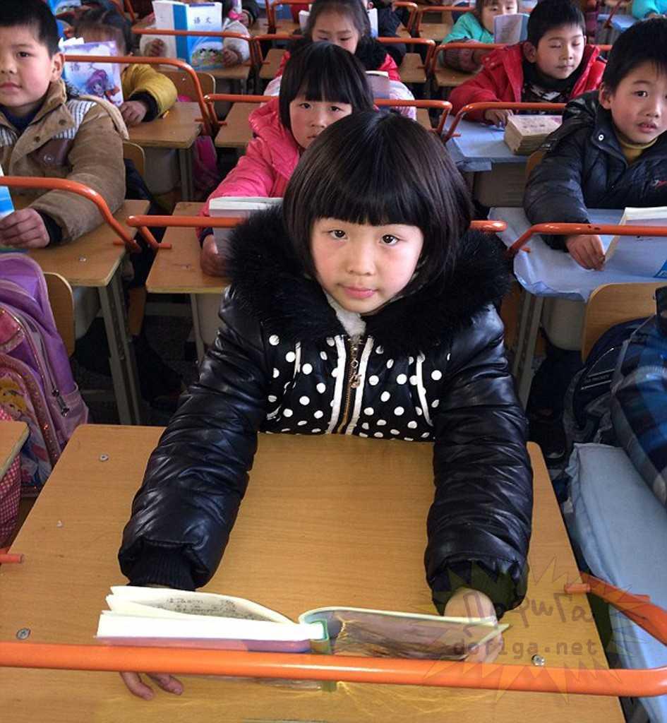 В школе китайский изучает 60 учащихся. Парты в китайских школах. Китайские школьники парты в школе. Китайские школьники за партой. Осанка в китайских школах.