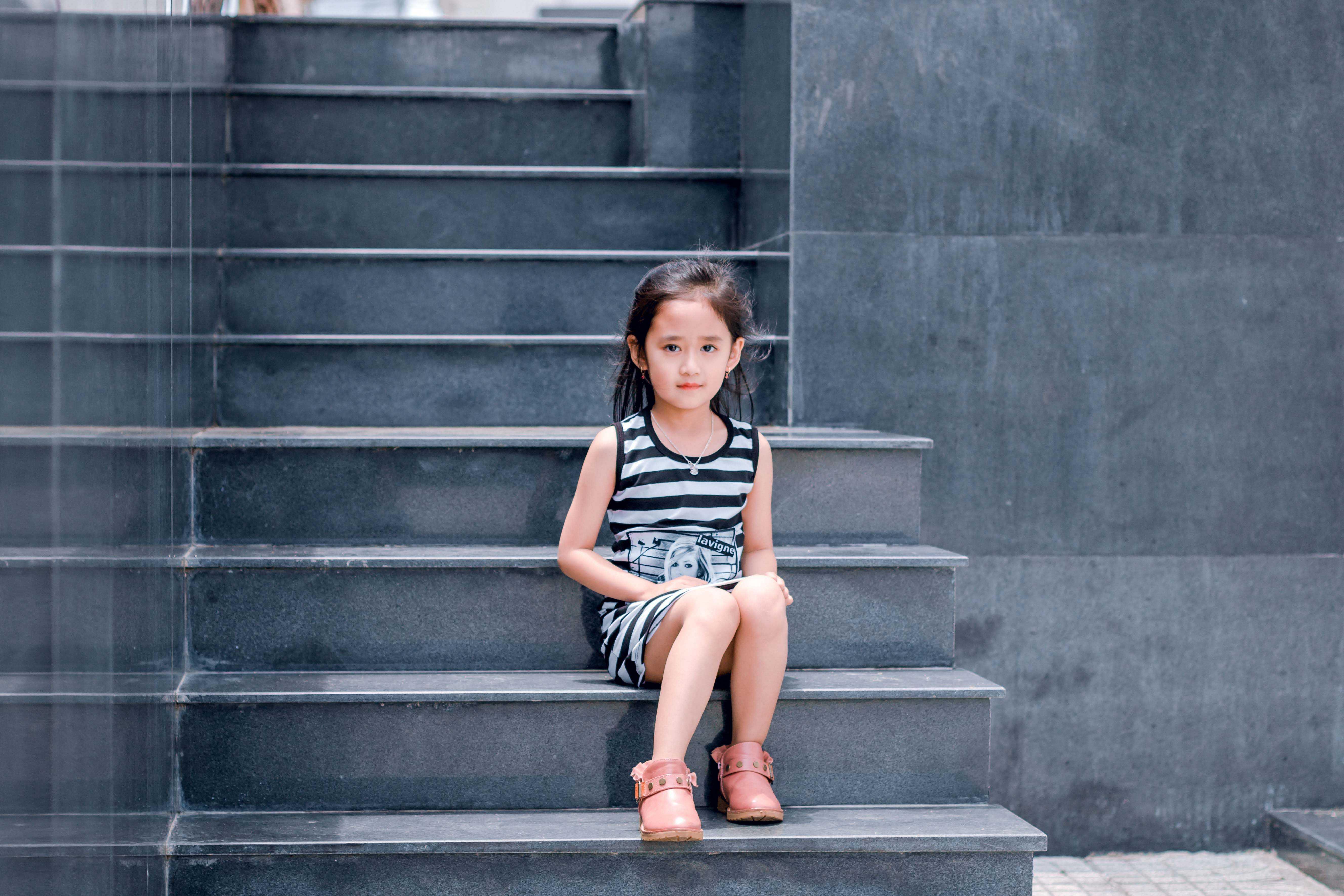 Трансляция маленьких девочек. Девочка на ступеньках. Девочка сидит на ступеньках. Ступенька для детей. Фотосессия на лестнице.