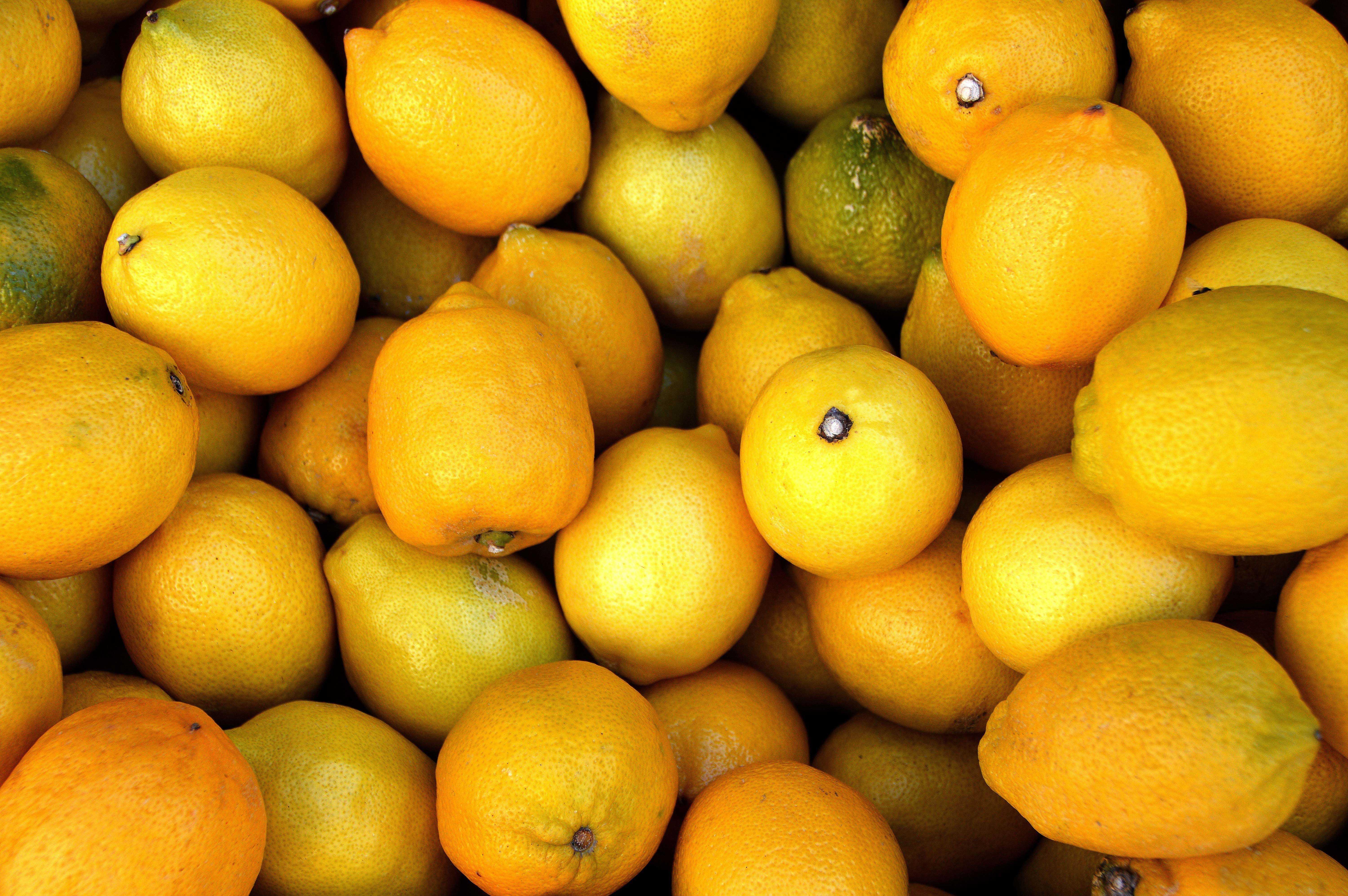 Почему лимон желтый. Желтый цитрус. Лимон Клементин. Желтый цитрусовый фрукт. Желтые и оранжевые фрукты и овощи.