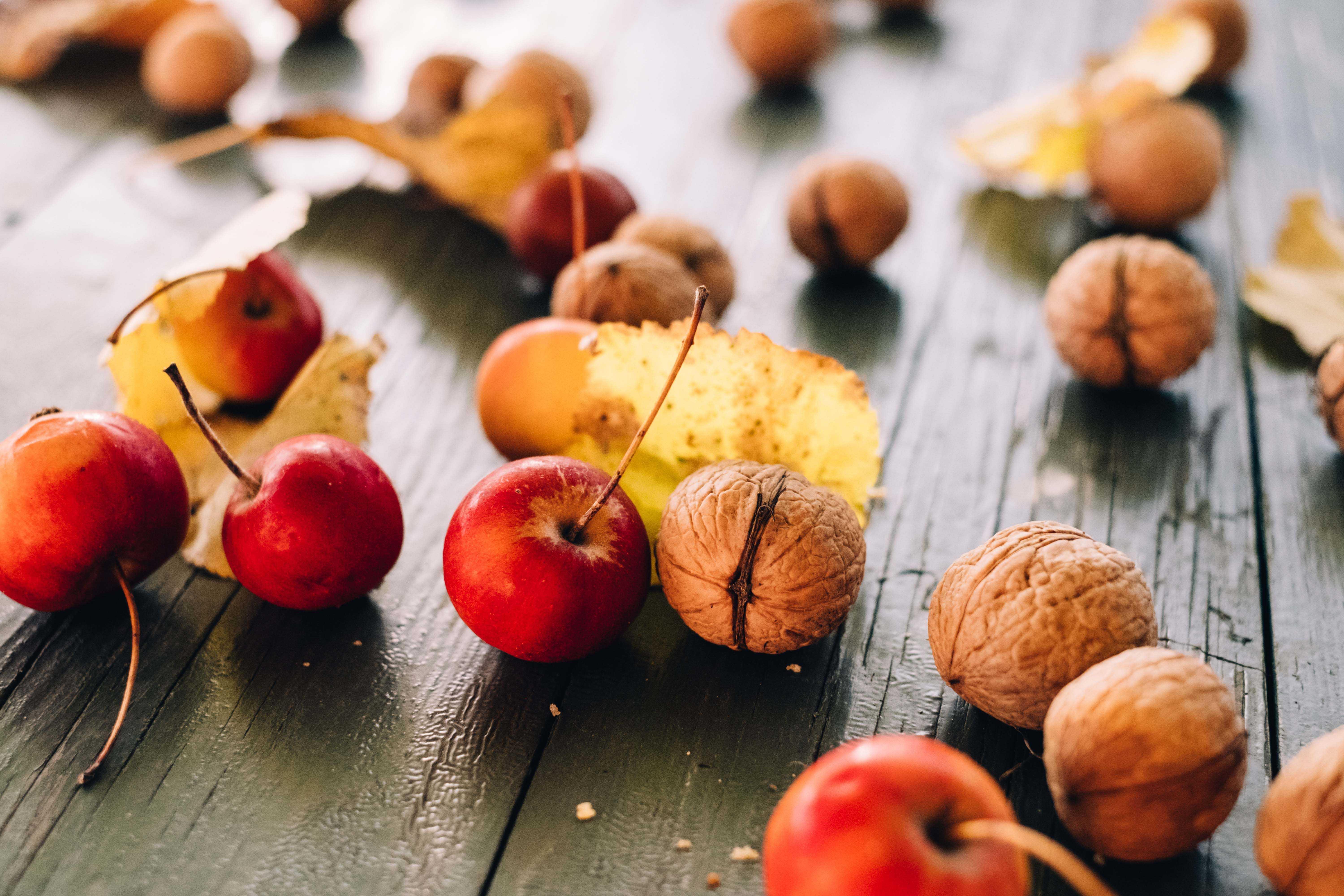 Или кусочек яблока или орешек. Яблоко на столе. Осенние яблоки и орехи. Яблоко и орешки. Яблоко и фундук.