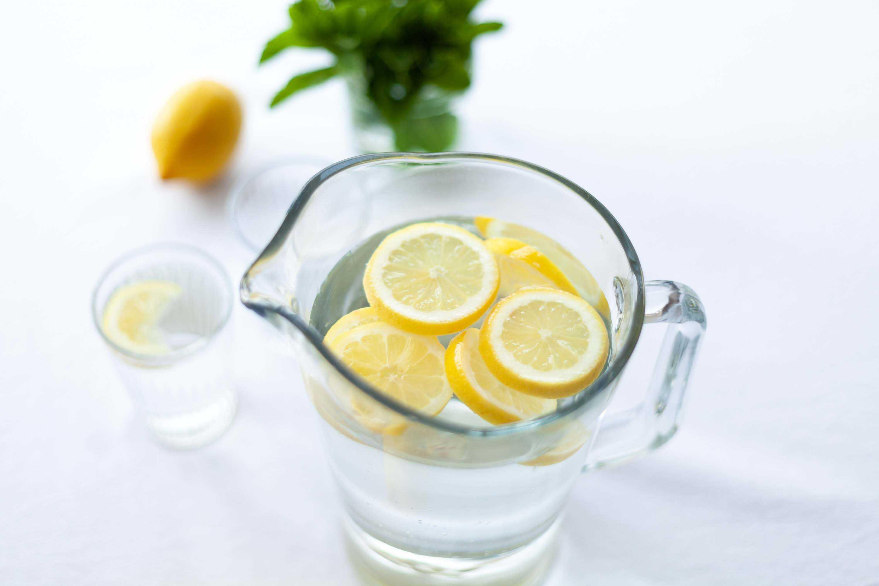 Вода натощак для похудения. Вода с лимоном. Стакан воды с лимоном. Лимон. Вода с лимонным соком.