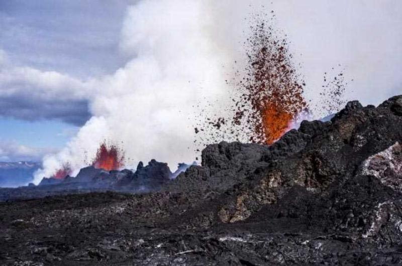 Угроза извержения. Пепел от вулкана. Пепел после вулкана. Опасность вулканов. При извержении вулкана лава пепел.
