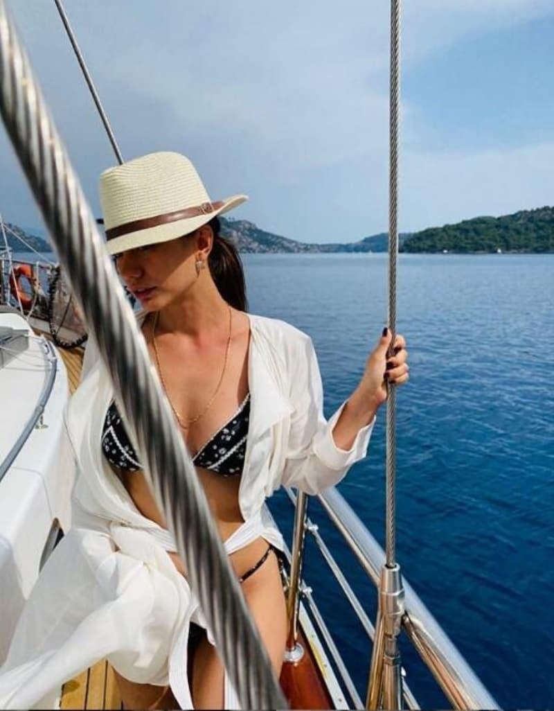 %C3%BCnl%C3%BCler+sezonu+a%C3%A7tı%21;+İşte+sos%C4%B1al+med%C4%B1a%C4%B1ı+salla%C4%B1an+tatil+pa%C4%B1laşımları...