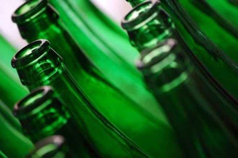 Вода в зеленой стеклянной бутылке. Зеленые стекла алкоголь бьется. Вода на розлив картинки реклама.