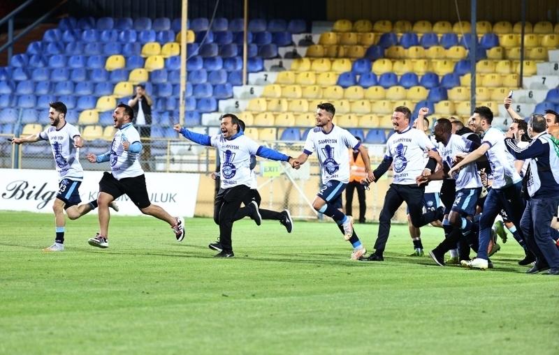 Demirspor,+S%C3%BCper+Lig%E2%80%99e+%C3%A7%C4%B1kt%C4%B1;+Adanal%C4%B1lar+%C3%A7%C4%B1ld%C4%B1rd%C4%B1%21;