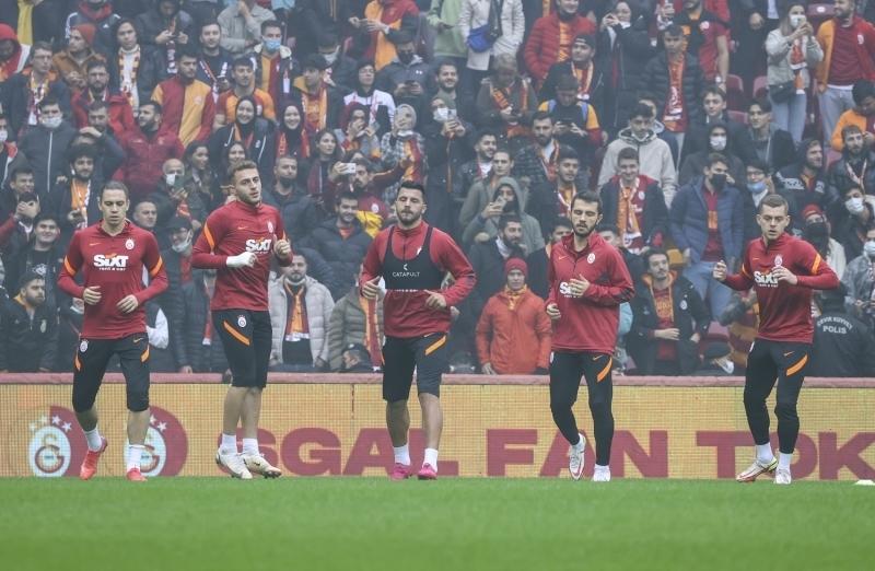 Galatasaray%E2%80%99%C4%B1n+Nef+Stad%C4%B1%E2%80%99ndaki+taraftara+a%C3%A7%C4%B1k+antrenman%C4%B1ndan+foto%C4%9Fraflar