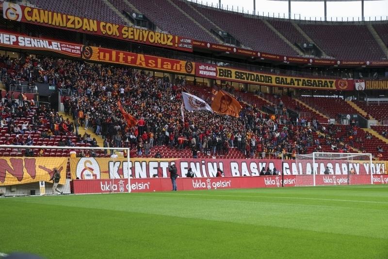 Galatasaray%E2%80%99%C4%B1n+Nef+Stad%C4%B1%E2%80%99ndaki+taraftara+a%C3%A7%C4%B1k+antrenman%C4%B1ndan+foto%C4%9Fraflar