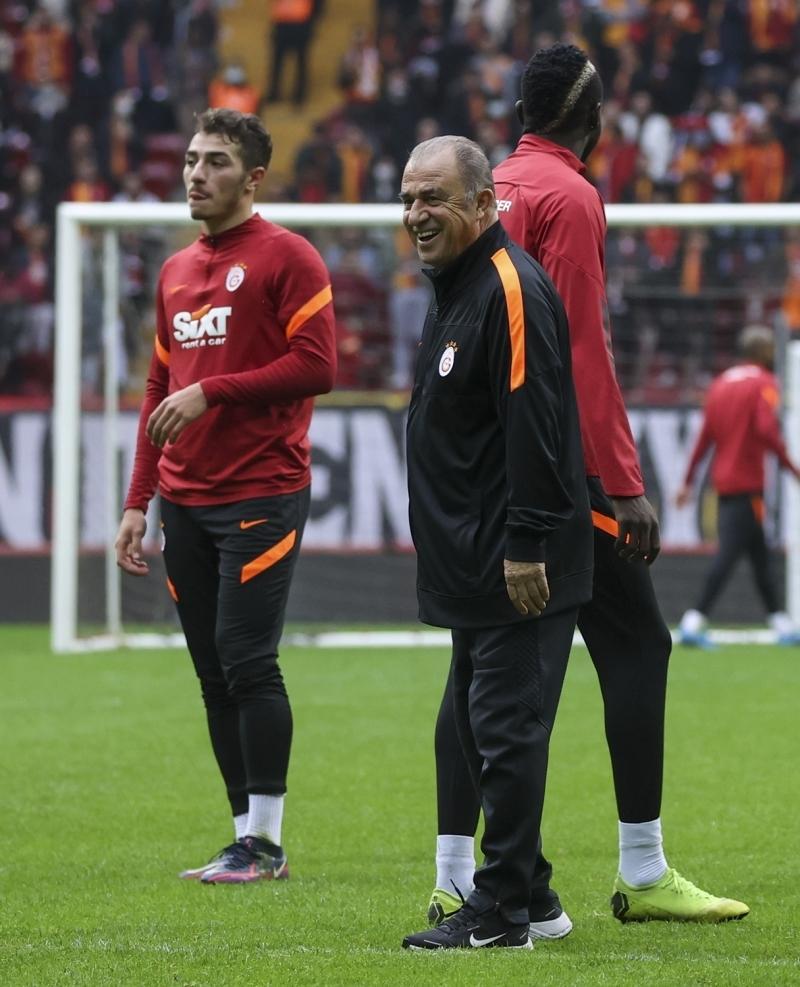 Galatasaray%E2%80%99%C4%B1n+Nef+Stad%C4%B1%E2%80%99ndaki+taraftara+a%C3%A7%C4%B1k+antrenman%C4%B1ndan+foto%C4%9Fraflar