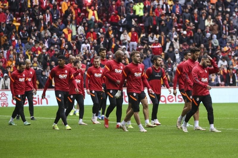 Galatasaray%E2%80%99%C4%B1n+Nef+Stad%C4%B1%E2%80%99ndaki+taraftara+a%C3%A7%C4%B1k+antrenman%C4%B1ndan+foto%C4%9Fraflar