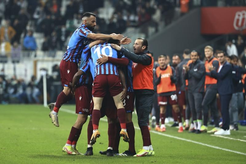 Her+yer+bordo-mavi%21;+Trabzon%E2%80%99da+Be%C5%9Fikta%C5%9F+galibiyeti+sonras%C4%B1+co%C5%9Fkulu+kutlama