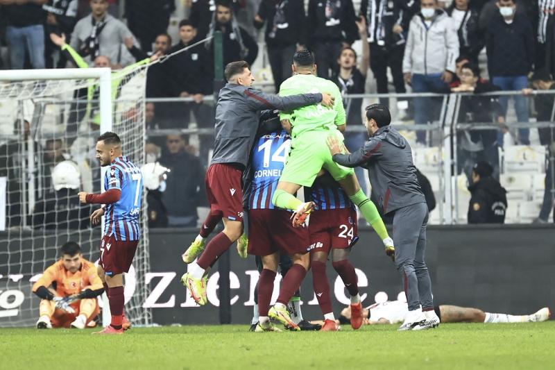 Her+yer+bordo-mavi%21;+Trabzon%E2%80%99da+Be%C5%9Fikta%C5%9F+galibiyeti+sonras%C4%B1+co%C5%9Fkulu+kutlama