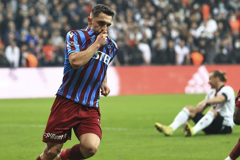 Her+yer+bordo-mavi%21;+Trabzon%E2%80%99da+Be%C5%9Fikta%C5%9F+galibiyeti+sonras%C4%B1+co%C5%9Fkulu+kutlama