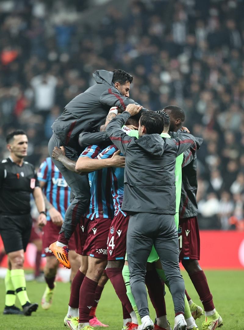 Her+yer+bordo-mavi%21;+Trabzon%E2%80%99da+Be%C5%9Fikta%C5%9F+galibiyeti+sonras%C4%B1+co%C5%9Fkulu+kutlama