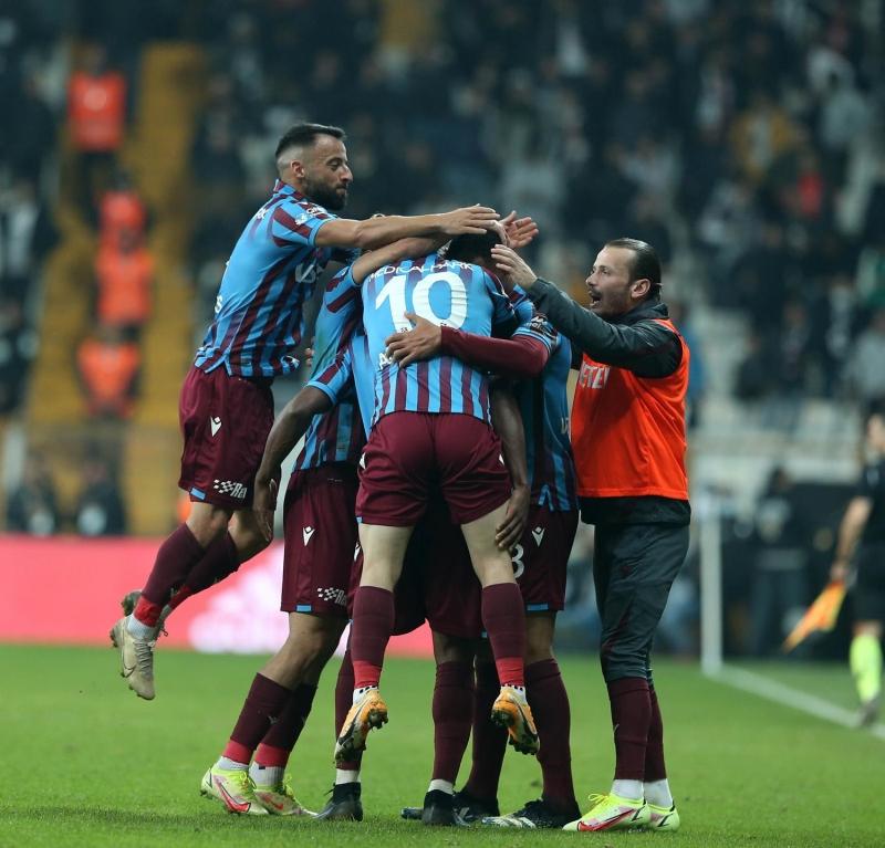 Her+yer+bordo-mavi%21;+Trabzon%E2%80%99da+Be%C5%9Fikta%C5%9F+galibiyeti+sonras%C4%B1+co%C5%9Fkulu+kutlama