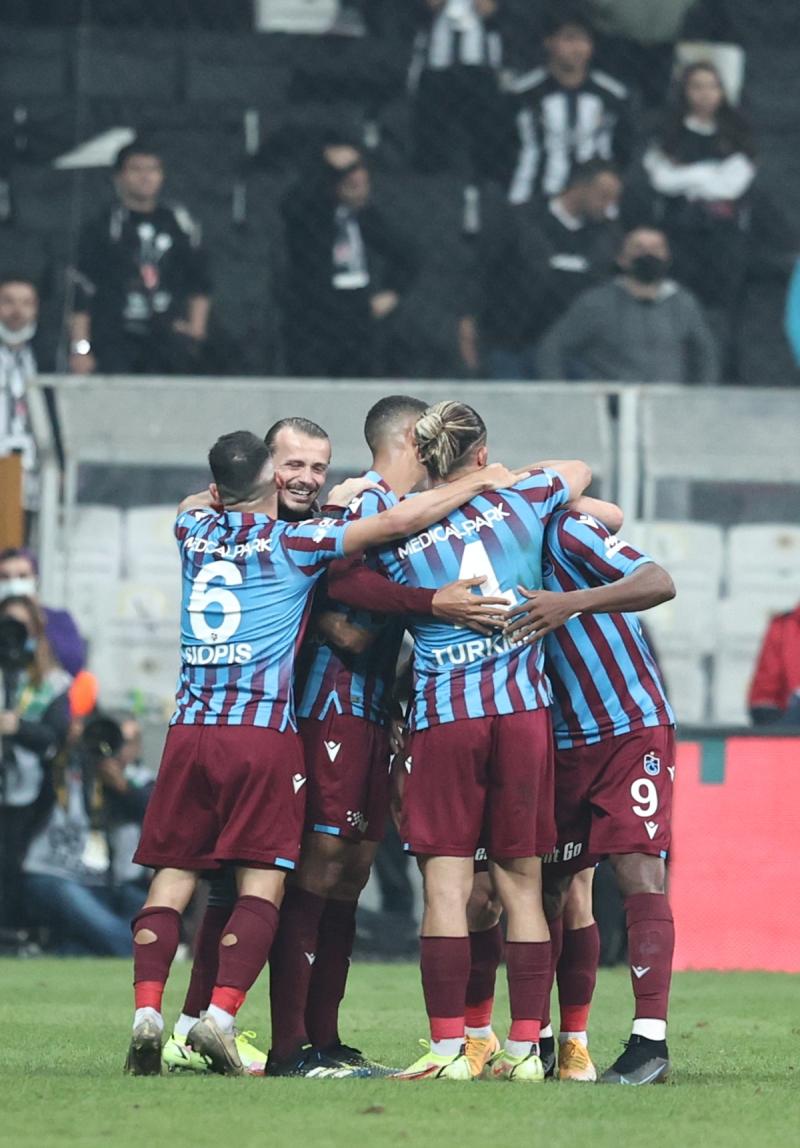 Her+yer+bordo-mavi%21;+Trabzon%E2%80%99da+Be%C5%9Fikta%C5%9F+galibiyeti+sonras%C4%B1+co%C5%9Fkulu+kutlama