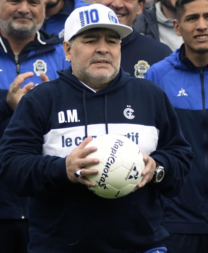 Maradona%E2%80%99n%C4%B1n+heykeli,+%C3%B6l%C3%BCm%C3%BCn%C3%BCn+birinci+y%C4%B1l%C4%B1nda+Napoli%E2%80%99de+dikildi