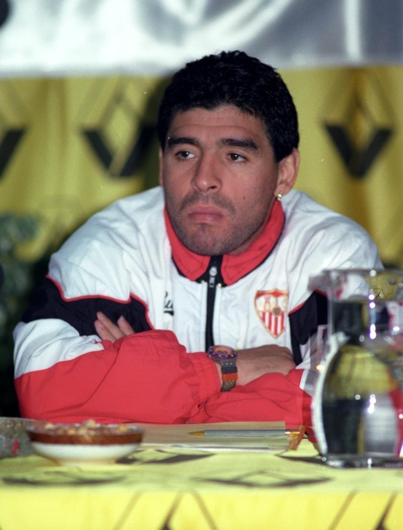 Maradona%E2%80%99n%C4%B1n+heykeli,+%C3%B6l%C3%BCm%C3%BCn%C3%BCn+birinci+y%C4%B1l%C4%B1nda+Napoli%E2%80%99de+dikildi