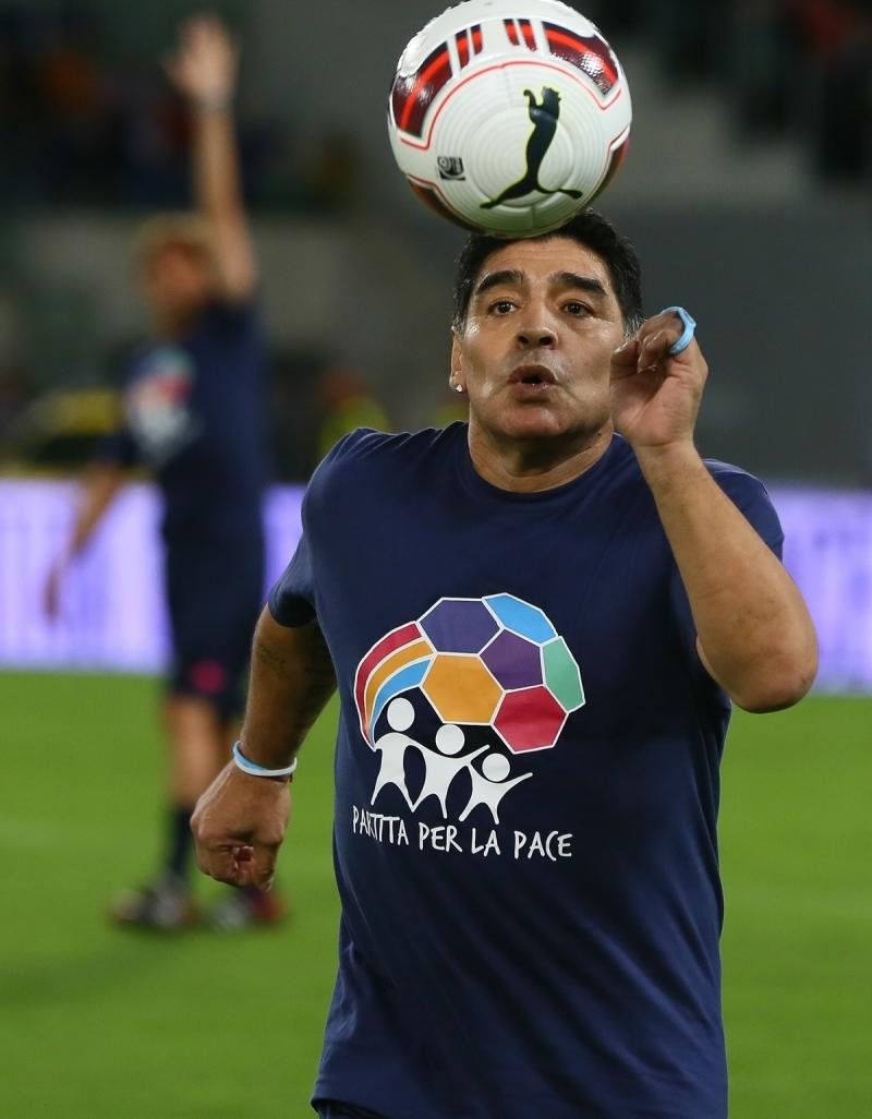 Maradona%E2%80%99n%C4%B1n+heykeli,+%C3%B6l%C3%BCm%C3%BCn%C3%BCn+birinci+y%C4%B1l%C4%B1nda+Napoli%E2%80%99de+dikildi