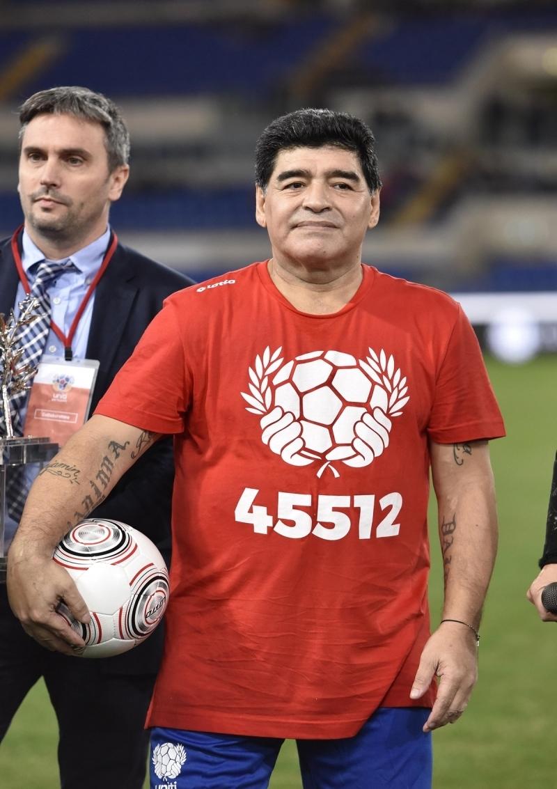 Maradona%E2%80%99n%C4%B1n+heykeli,+%C3%B6l%C3%BCm%C3%BCn%C3%BCn+birinci+y%C4%B1l%C4%B1nda+Napoli%E2%80%99de+dikildi