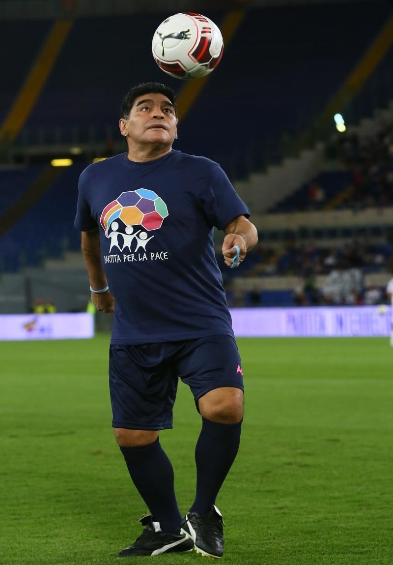 Maradona%E2%80%99n%C4%B1n+heykeli,+%C3%B6l%C3%BCm%C3%BCn%C3%BCn+birinci+y%C4%B1l%C4%B1nda+Napoli%E2%80%99de+dikildi