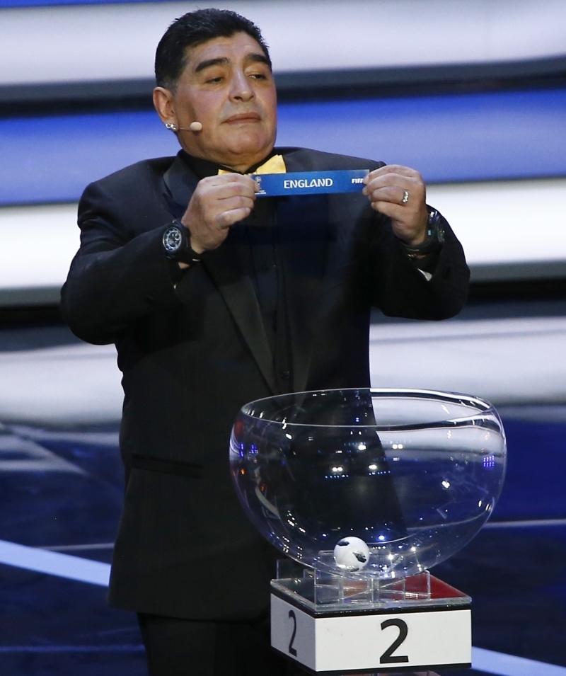 Maradona%E2%80%99n%C4%B1n+heykeli,+%C3%B6l%C3%BCm%C3%BCn%C3%BCn+birinci+y%C4%B1l%C4%B1nda+Napoli%E2%80%99de+dikildi