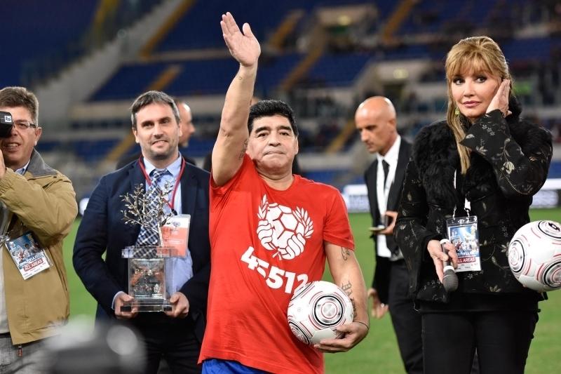 Maradona%E2%80%99n%C4%B1n+heykeli,+%C3%B6l%C3%BCm%C3%BCn%C3%BCn+birinci+y%C4%B1l%C4%B1nda+Napoli%E2%80%99de+dikildi