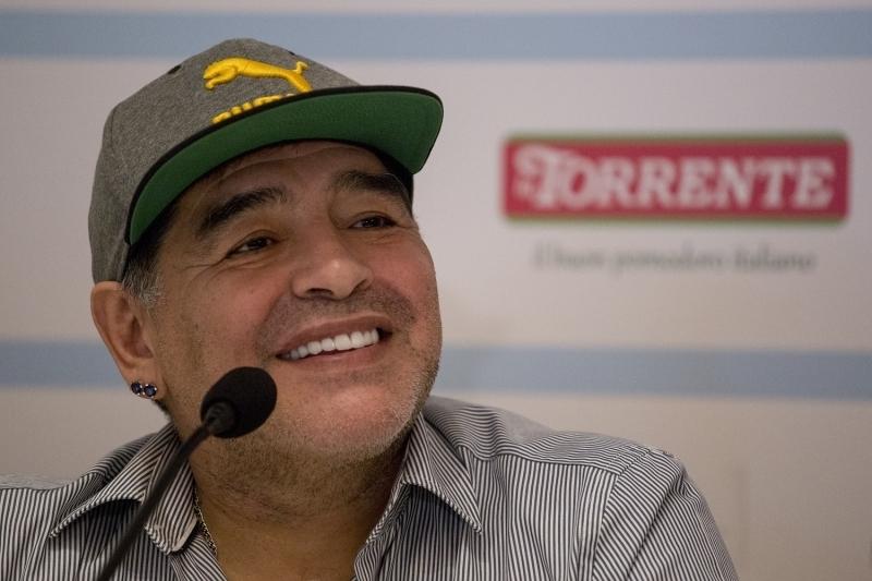 Maradona%E2%80%99n%C4%B1n+heykeli,+%C3%B6l%C3%BCm%C3%BCn%C3%BCn+birinci+y%C4%B1l%C4%B1nda+Napoli%E2%80%99de+dikildi