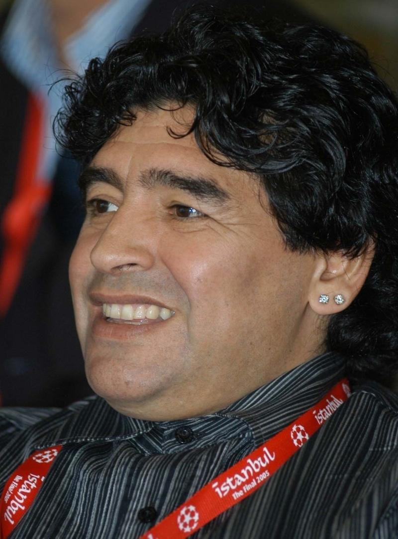 Maradona%E2%80%99n%C4%B1n+heykeli,+%C3%B6l%C3%BCm%C3%BCn%C3%BCn+birinci+y%C4%B1l%C4%B1nda+Napoli%E2%80%99de+dikildi