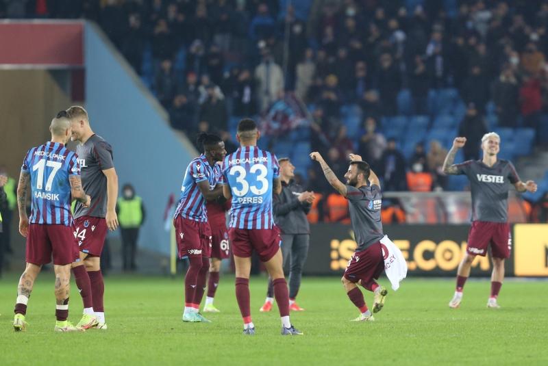 Trabzonsporlu+futbolculardan+ma%C3%A7+sonu+taraftarl%C4%B1+3+puan+kutlamas%C4%B1