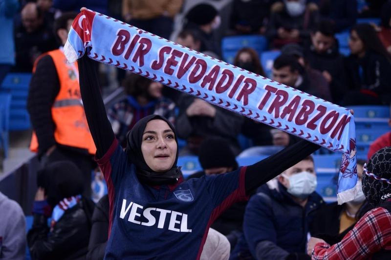 Trabzonsporlu+futbolculardan+ma%C3%A7+sonu+taraftarl%C4%B1+3+puan+kutlamas%C4%B1