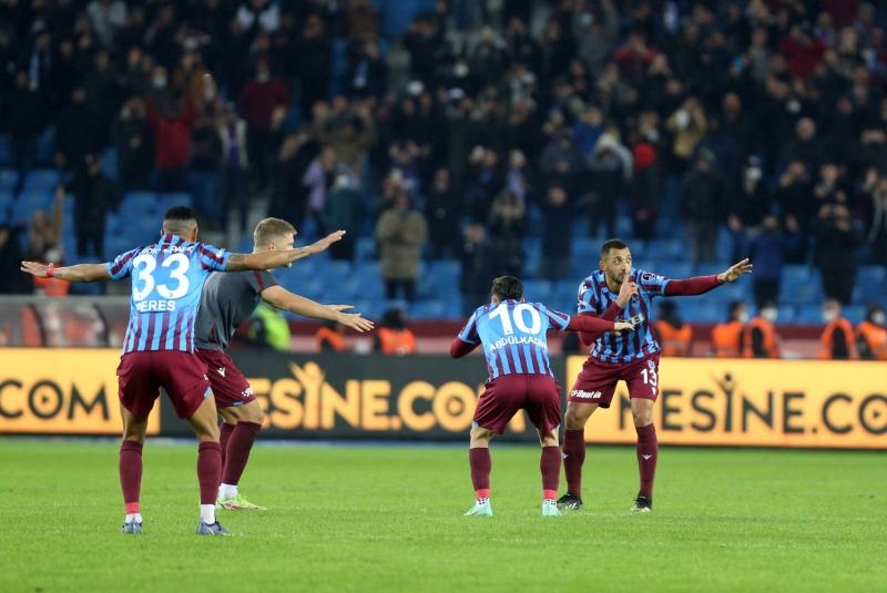 Trabzonsporlu+futbolculardan+ma%C3%A7+sonu+taraftarl%C4%B1+3+puan+kutlamas%C4%B1