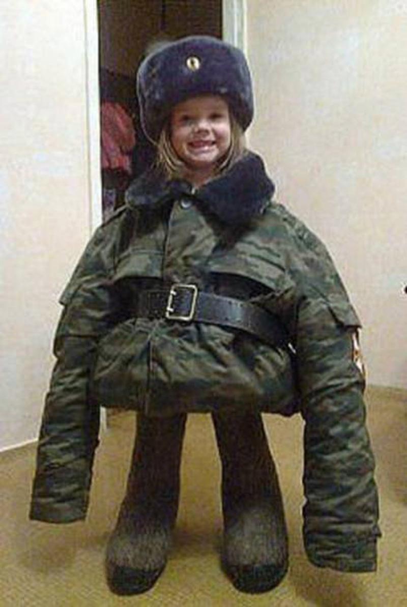 Огромные формы русском. Ребенок в большой военной форме. Смешная Военная форма. Смешная армейская форма. Детская Военная форма зимняя.