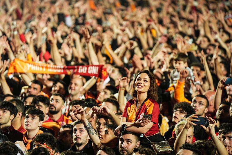 Galatasaray,+%C5%9Fampiyonlu%C4%9Fu+taraftar%C4%B1yla+Florya%E2%80%99da+kutlad%C4%B1%21;+Galatasarayl%C4%B1+taraftarlar,+me%C5%9Faleler+yak%C4%B1p+%C5%9Fark%C4%B1lar+s%C3%B6yledi