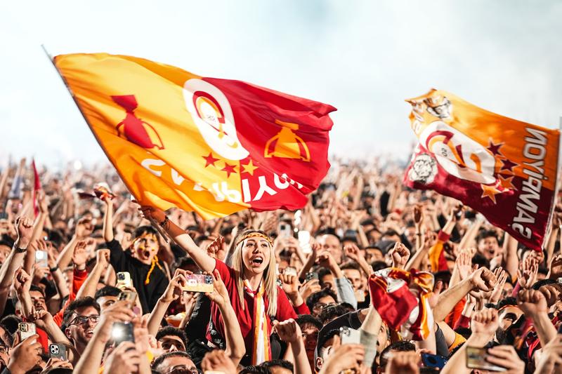 Galatasaray,+%C5%9Fampiyonlu%C4%9Fu+taraftar%C4%B1yla+Florya%E2%80%99da+kutlad%C4%B1%21;+Galatasarayl%C4%B1+taraftarlar,+me%C5%9Faleler+yak%C4%B1p+%C5%9Fark%C4%B1lar+s%C3%B6yledi