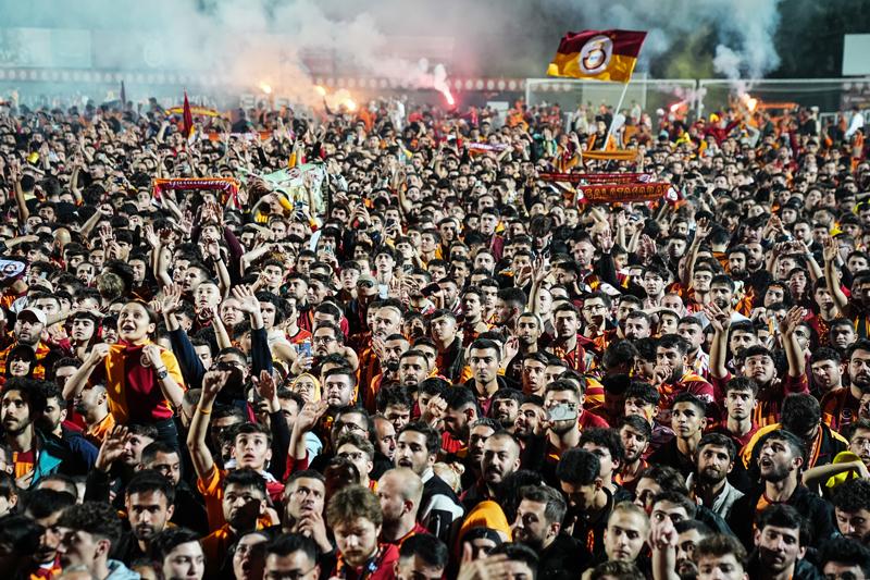 Galatasaray,+%C5%9Fampiyonlu%C4%9Fu+taraftar%C4%B1yla+Florya%E2%80%99da+kutlad%C4%B1%21;+Galatasarayl%C4%B1+taraftarlar,+me%C5%9Faleler+yak%C4%B1p+%C5%9Fark%C4%B1lar+s%C3%B6yledi