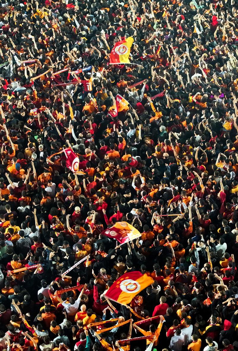 Galatasaray,+%C5%9Fampiyonlu%C4%9Fu+taraftar%C4%B1yla+Florya%E2%80%99da+kutlad%C4%B1%21;+Galatasarayl%C4%B1+taraftarlar,+me%C5%9Faleler+yak%C4%B1p+%C5%9Fark%C4%B1lar+s%C3%B6yledi