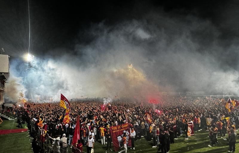 Galatasaray,+%C5%9Fampiyonlu%C4%9Fu+taraftar%C4%B1yla+Florya%E2%80%99da+kutlad%C4%B1%21;+Galatasarayl%C4%B1+taraftarlar,+me%C5%9Faleler+yak%C4%B1p+%C5%9Fark%C4%B1lar+s%C3%B6yledi