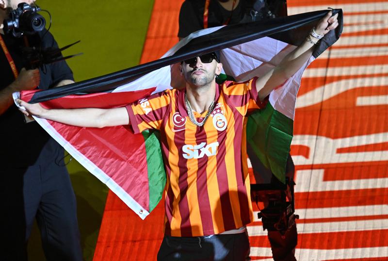 %C5%9Eampiyon+Galatasaray+kupas%C4%B1na+kavu%C5%9Ftu%21;+%C4%B0%C5%9Fte+kupa+t%C3%B6reninden+kareler