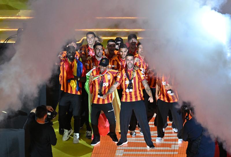 %C5%9Eampiyon+Galatasaray+kupas%C4%B1na+kavu%C5%9Ftu%21;+%C4%B0%C5%9Fte+kupa+t%C3%B6reninden+kareler