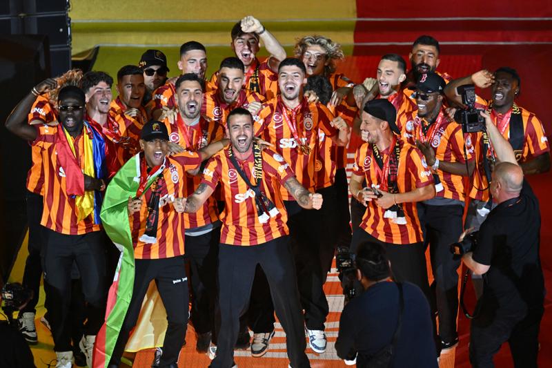 %C5%9Eampiyon+Galatasaray+kupas%C4%B1na+kavu%C5%9Ftu%21;+%C4%B0%C5%9Fte+kupa+t%C3%B6reninden+kareler